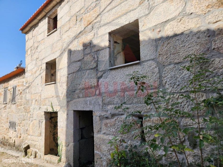 Moradias/casa ou Quintinha em Tondela, ideal para turismo rural.