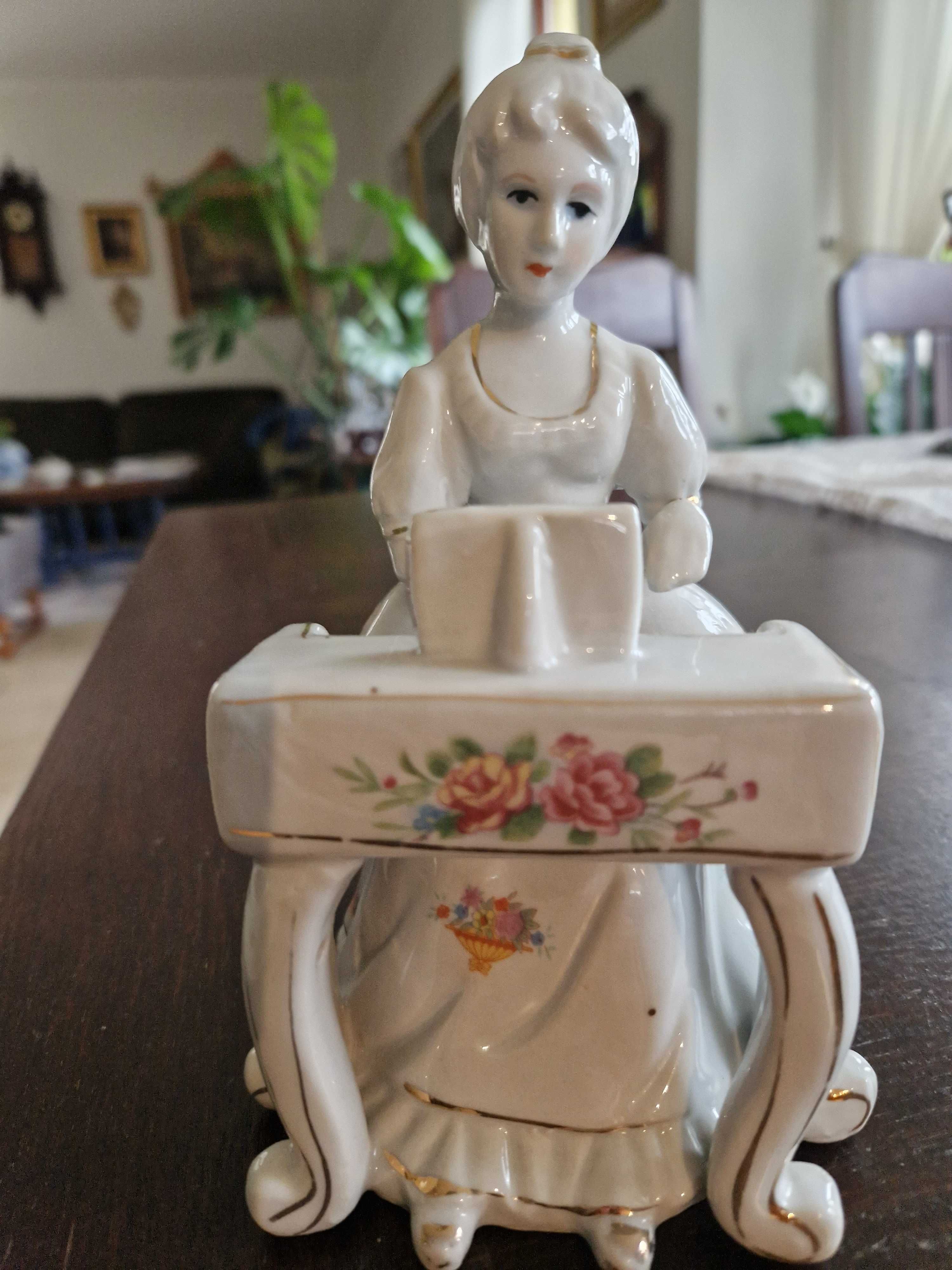 Figurka porcelanowa , kobieta grająca na instrumencie klawiszowym