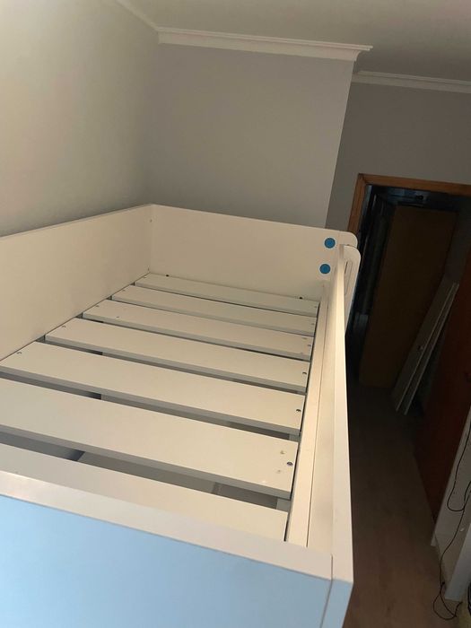Cama elevada com secretária e estante IKEA – excelente estado!