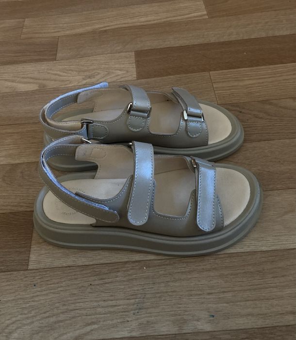 Стильні та зручні босоніжки