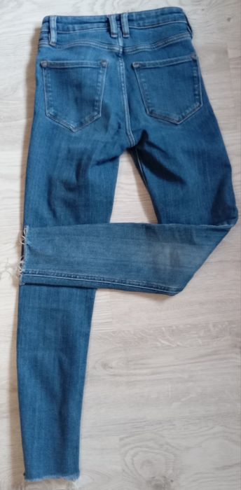 Jeansy firmy Mango .