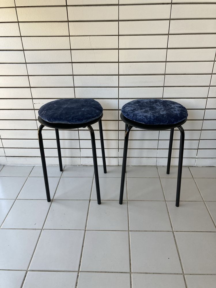 2x bancos pretos com almofadinhas de veludo azul