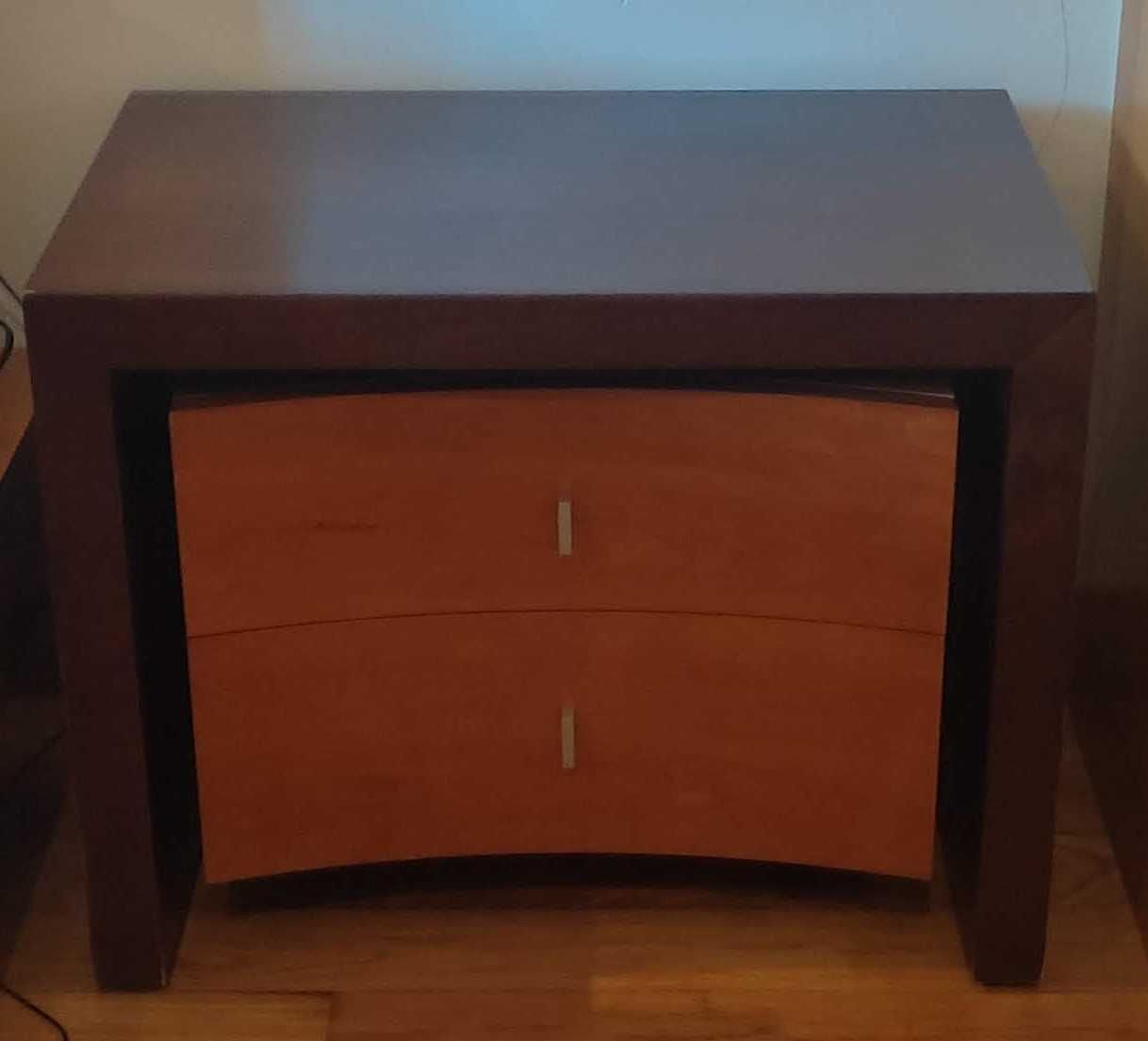 2 mesas de cabeceira (oferta de cama com estrado)