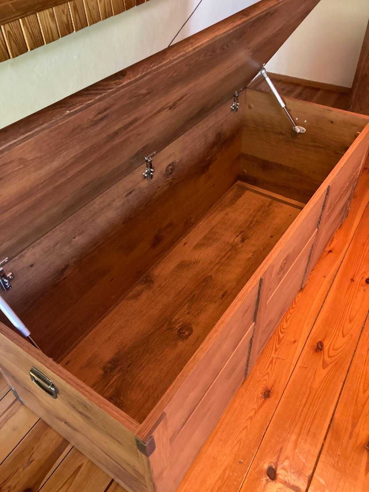 Kufer drewniany w kolorze ciemnego dębu – pojemny i solidny