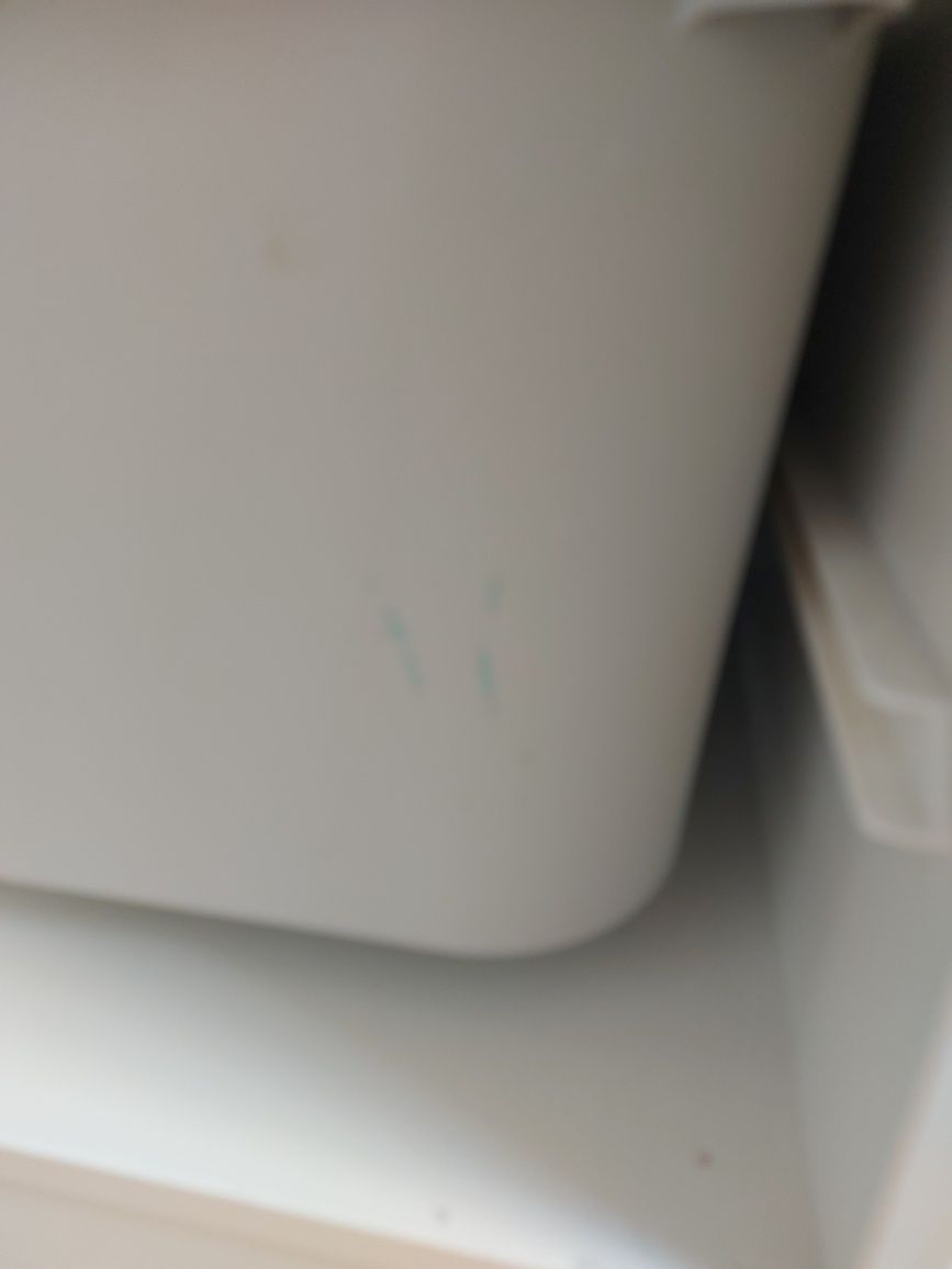 Regał Ikea z pojemnikami