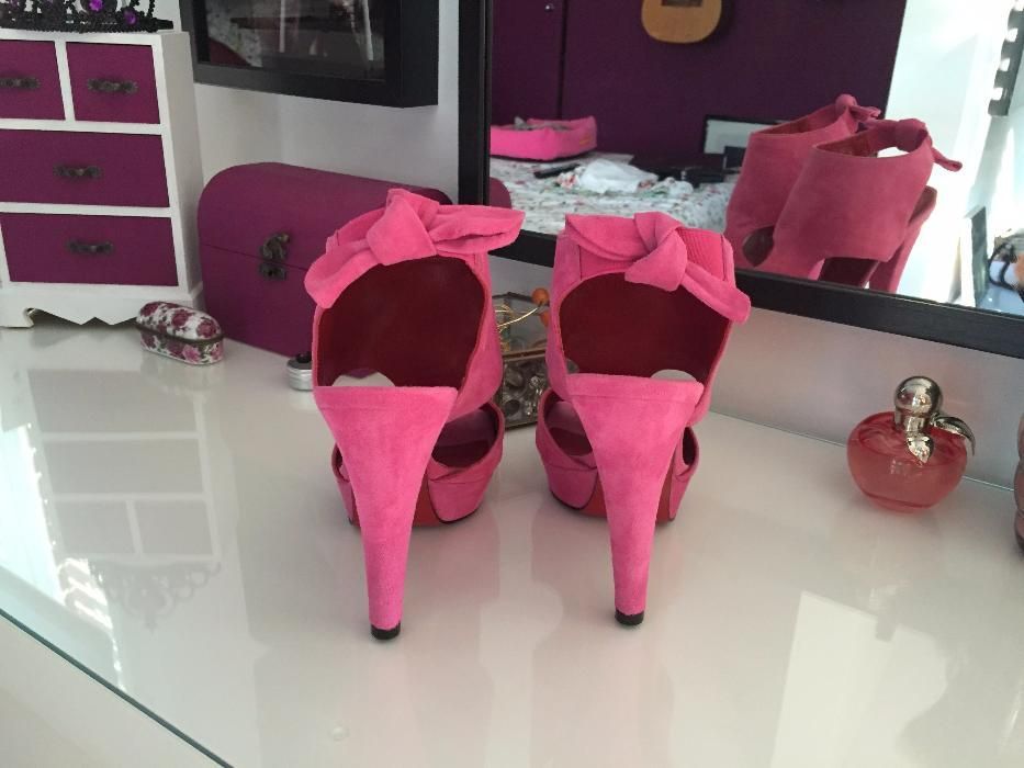 Sapatos elegantes em camurça rosa