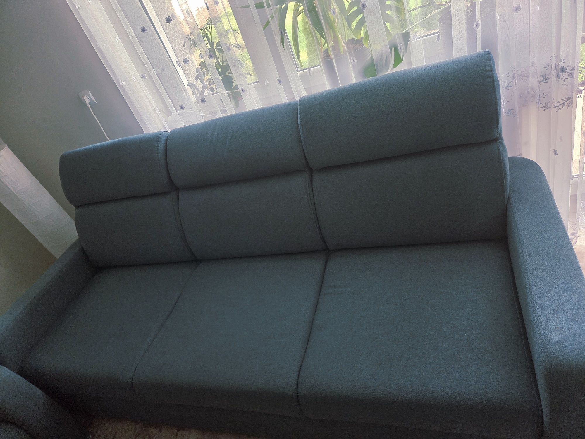 Sofa z fotelem i pufkami