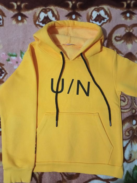 Яркий тёплый свитшот для девочки