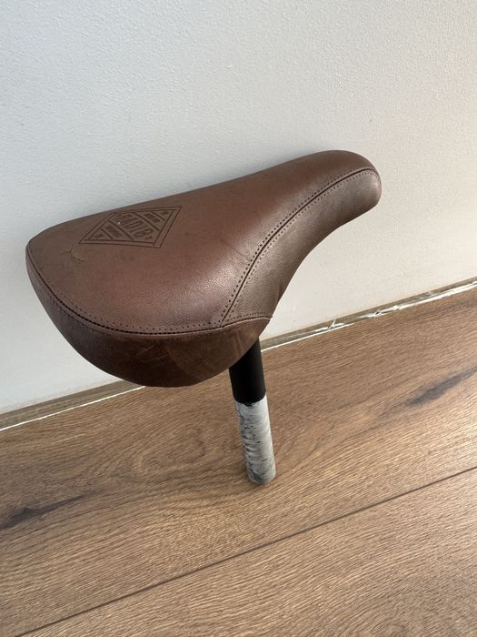 Siodełko BMX ze sztycą.