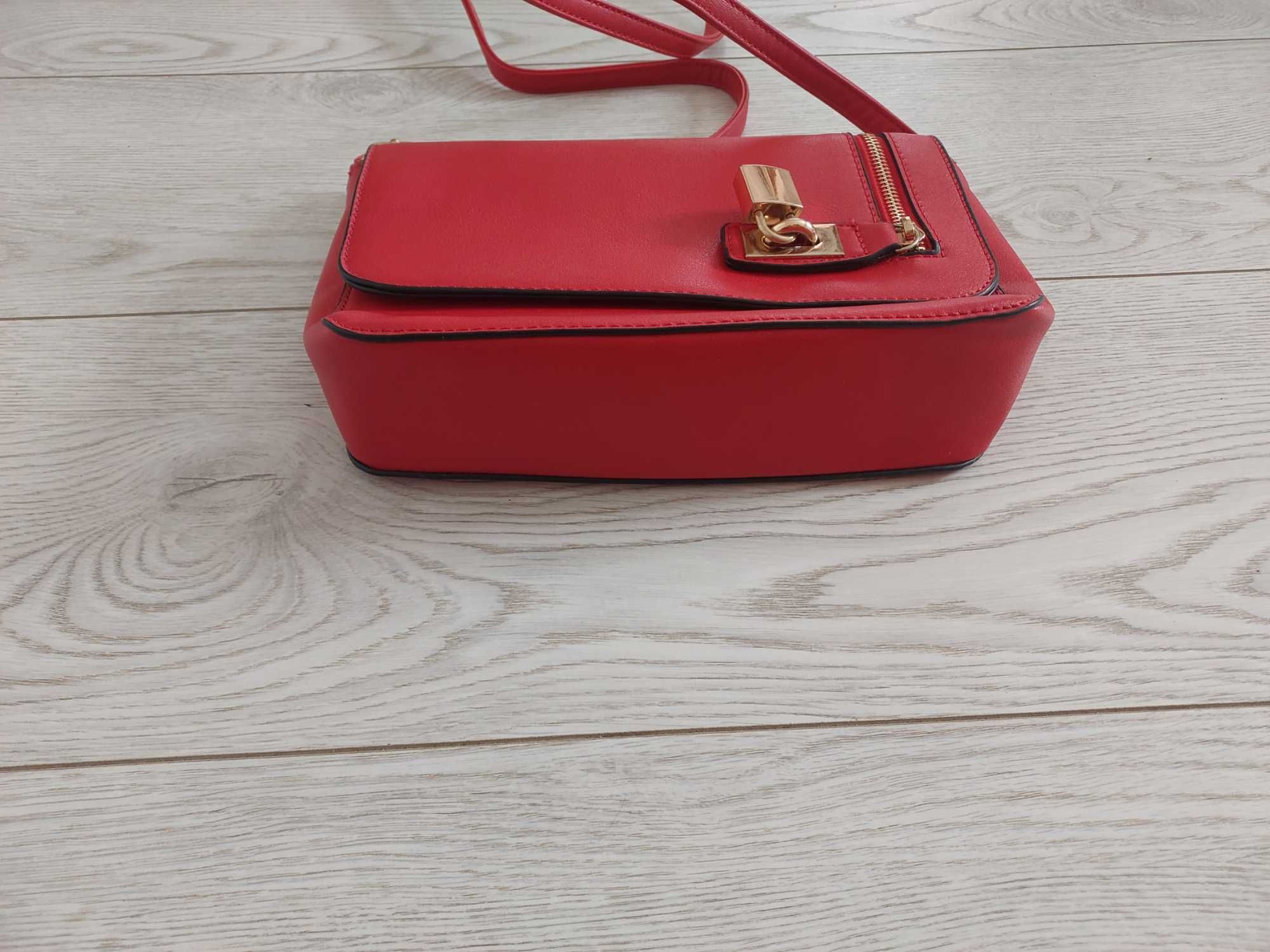 Червона стильна сумочка