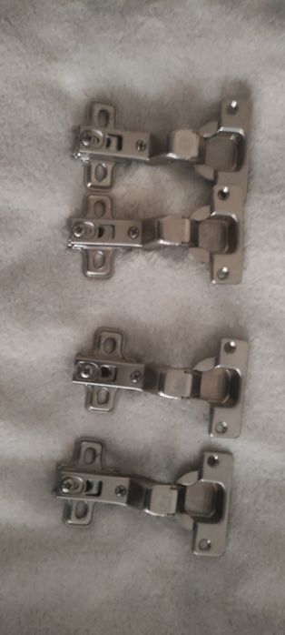 Zawiasy wpuszczane do drzwiczek.