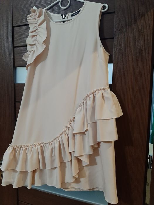 Sukienka beżowa z falbankami