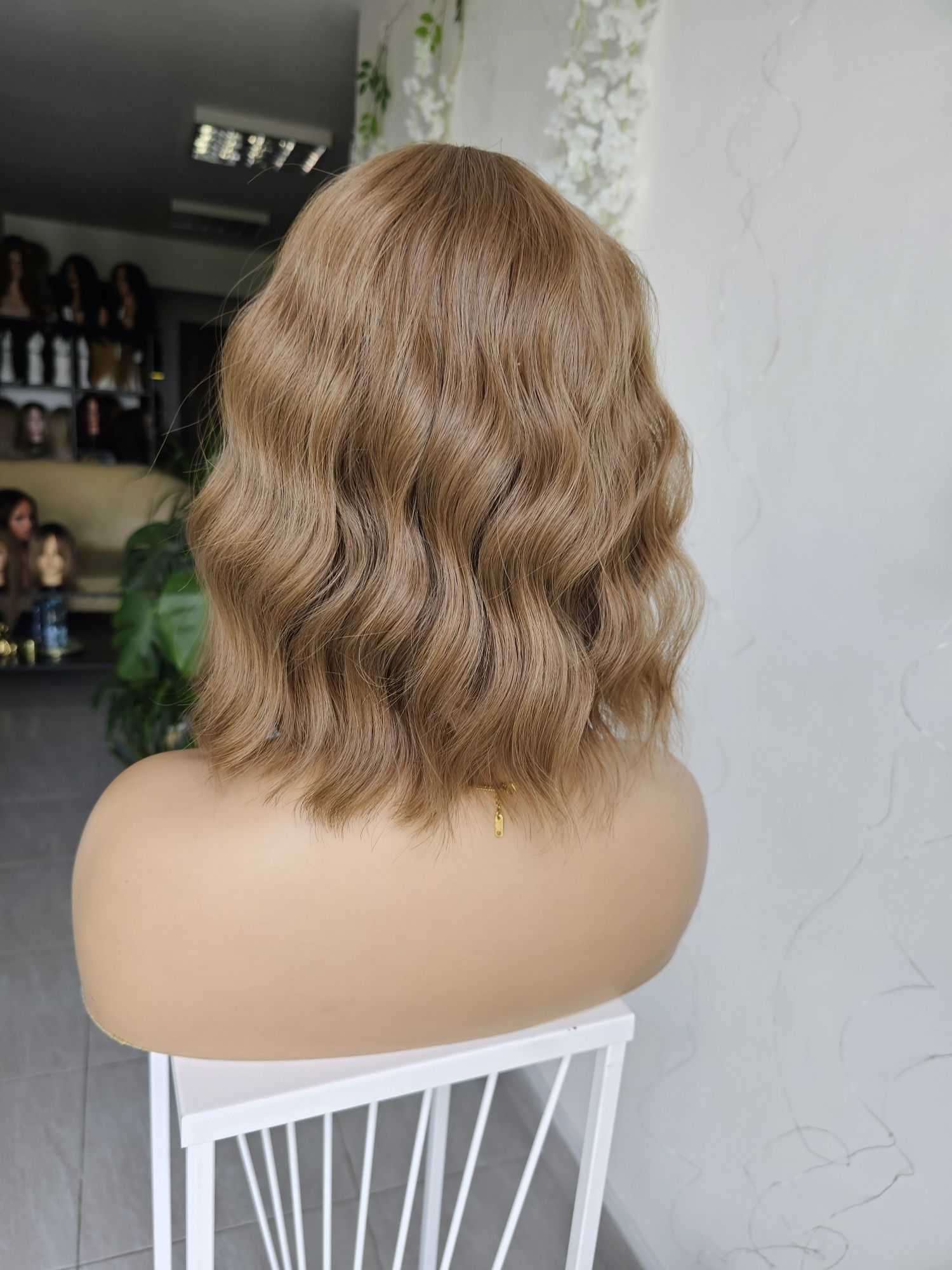 Peruka z grzywką Eliza 35 cm ciemny blond jasny brąz naturalna fryzura