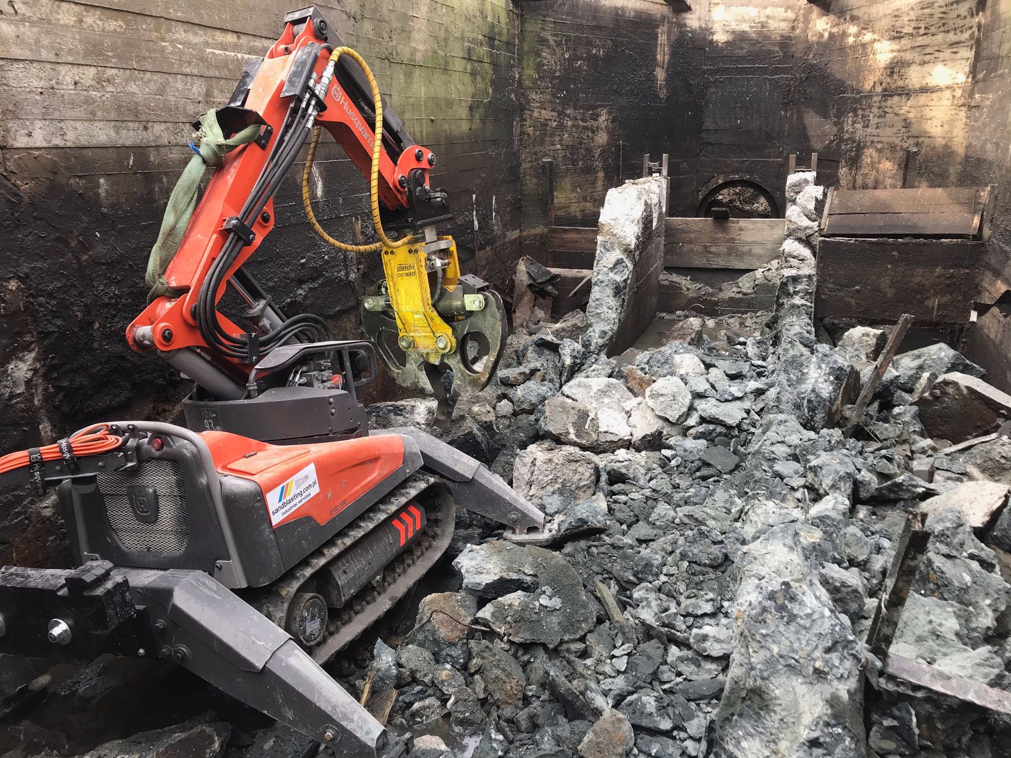 Kruszenie, kucie betonu robotem wyburzeniowym, wyburzenia techniczne.