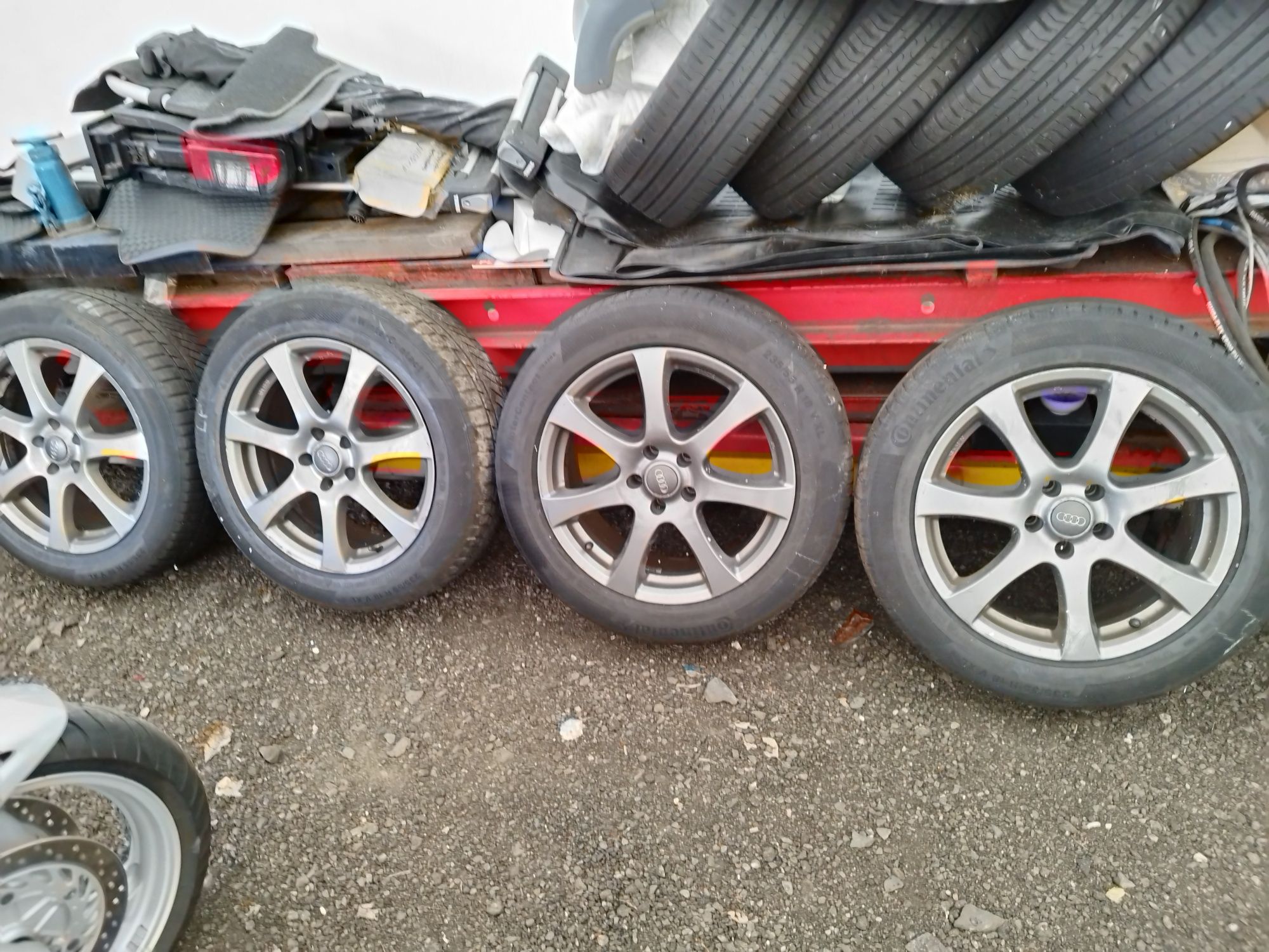 Ładne aluminiowe felgi z oponami AUDI 235/55/R18