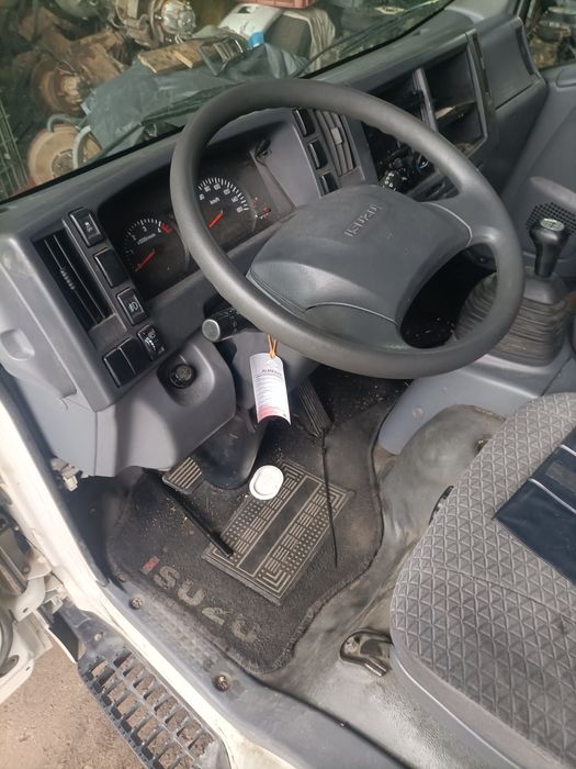 Cabine estreita isuzu