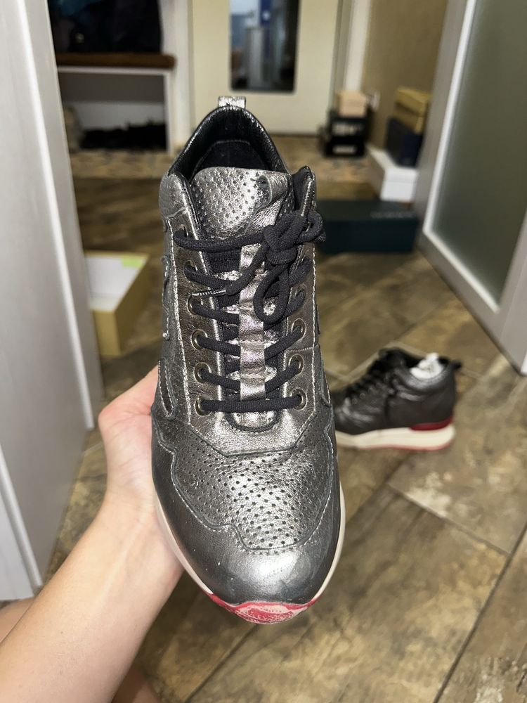 Шкіряні кросівки Hogan срібного кольору 40 розмір