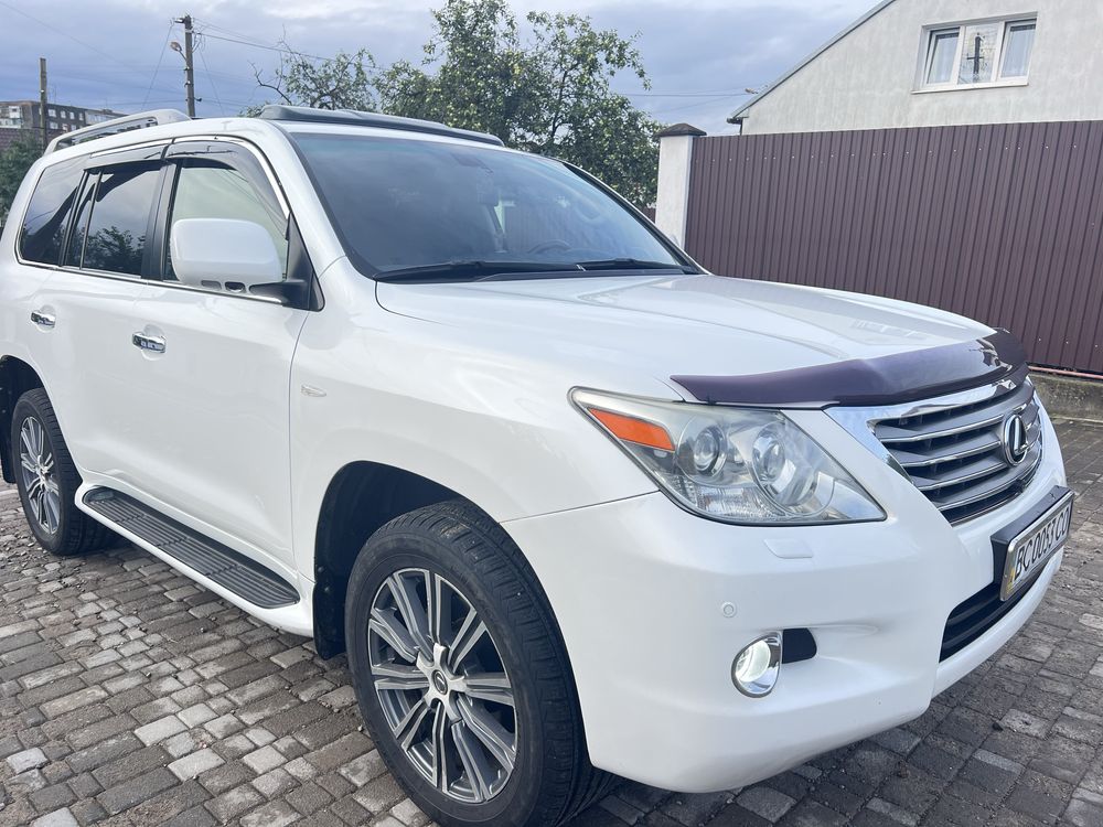 Автомобіль Лексус Лх 570
