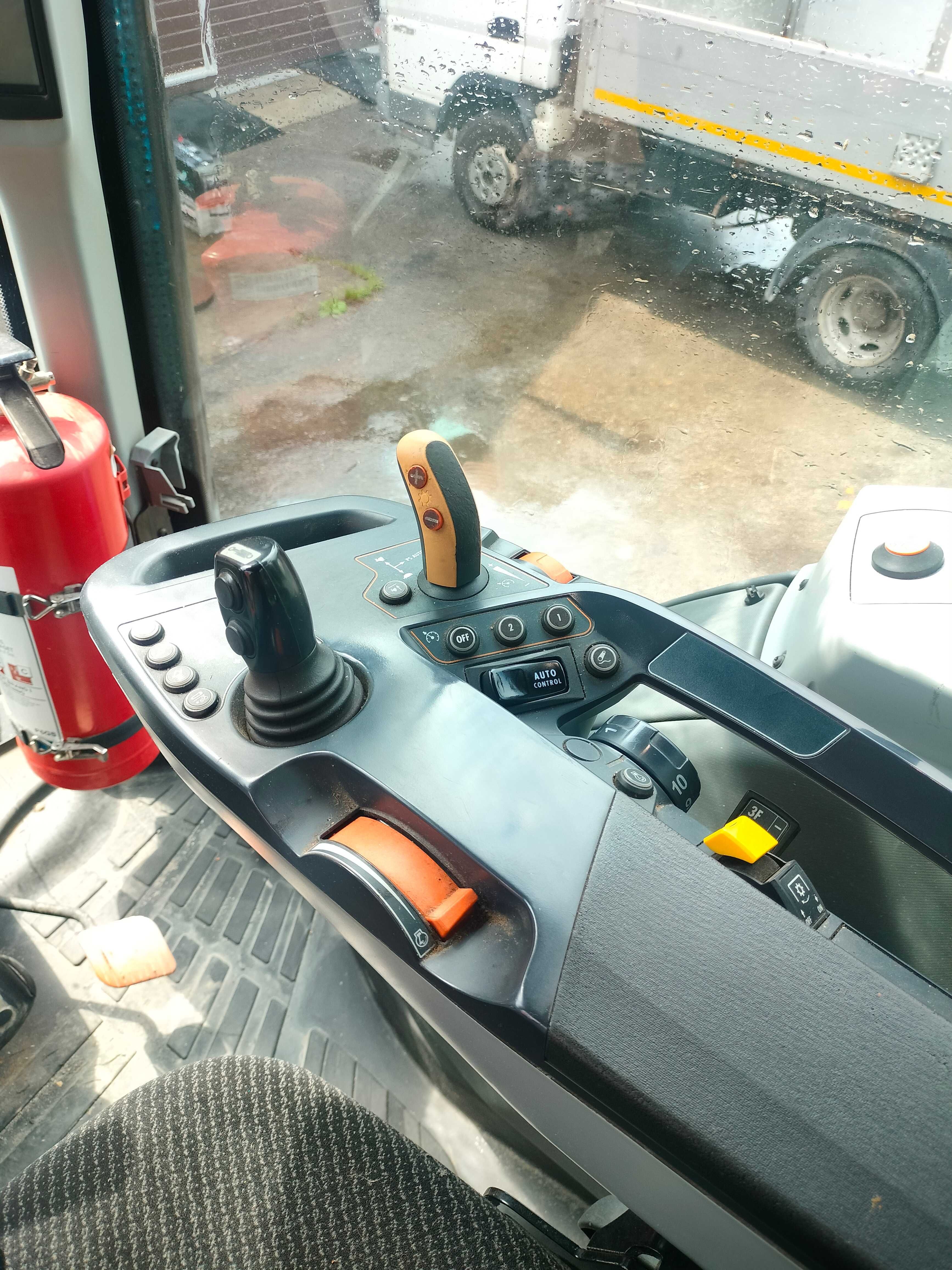 VALTRA t174 activ z ładowaczem fabrycznym