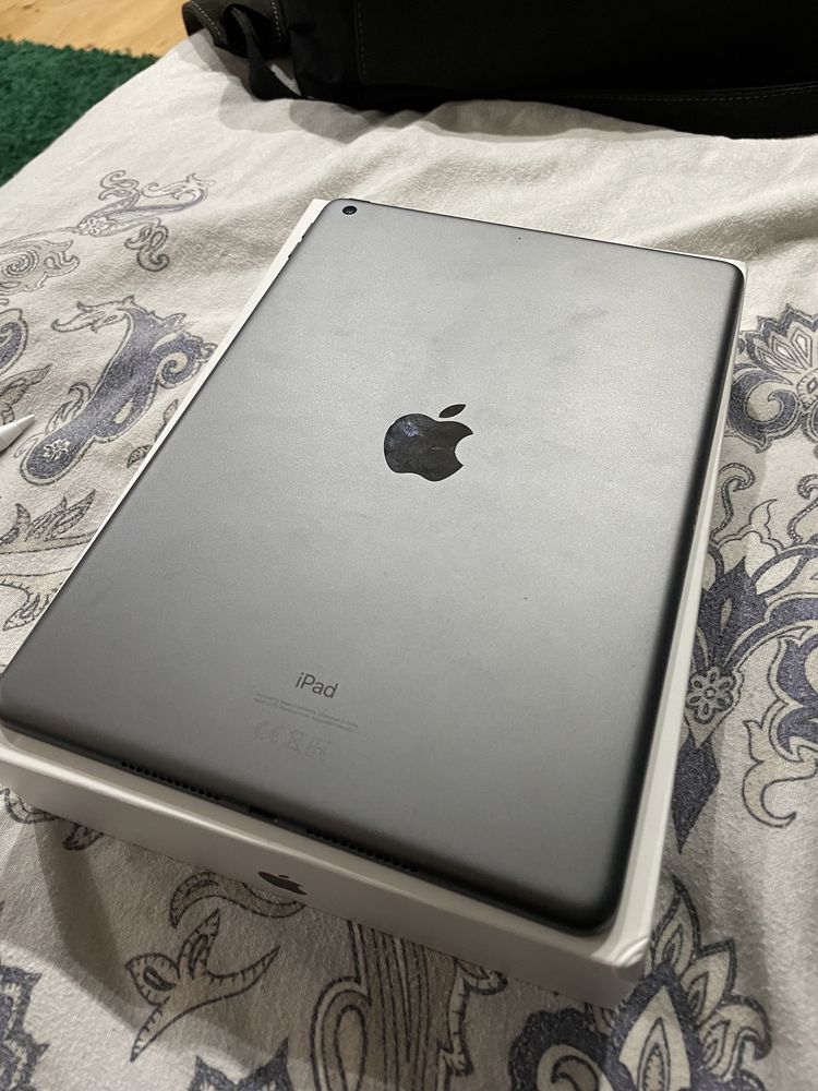 iPad 8th (2020) 32GB jak nowy, klawiatura, dwa etui 100% sprawny