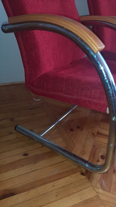 Fotele krzesła na giętych nogach czerwone