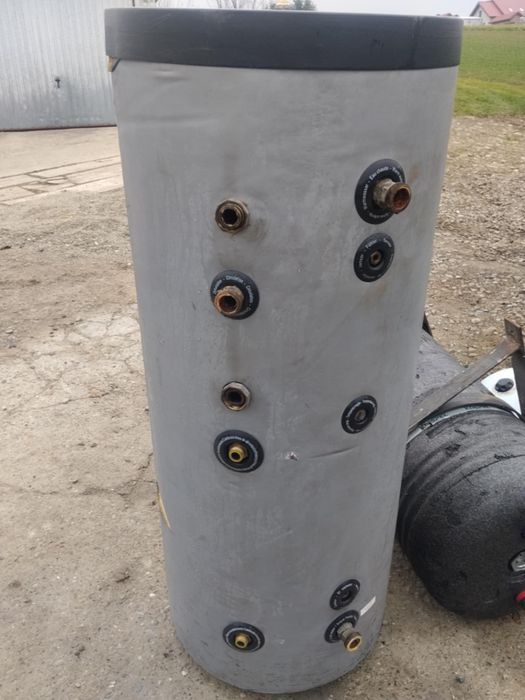 Zbiornik centralnego ogrzewania z dwiema wężownicami