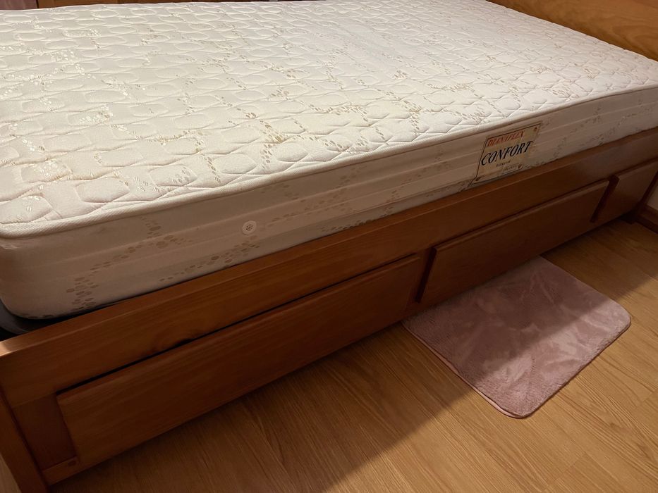 Cama e mesa de cabeceira em madeira de cerejeira