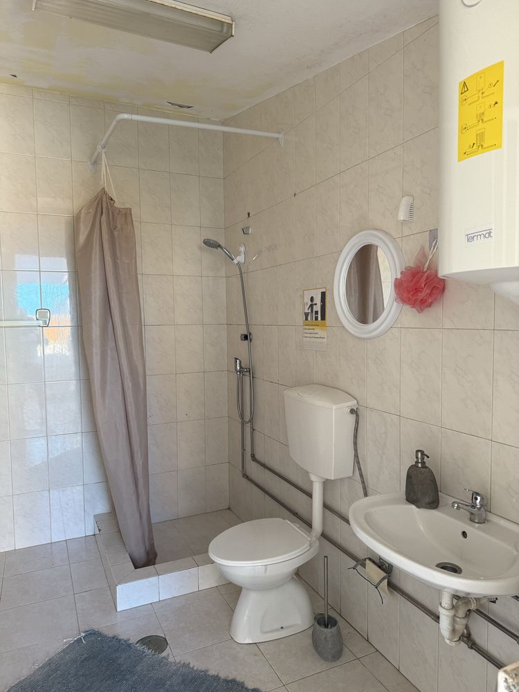 Quarto para arrendar somente menina .