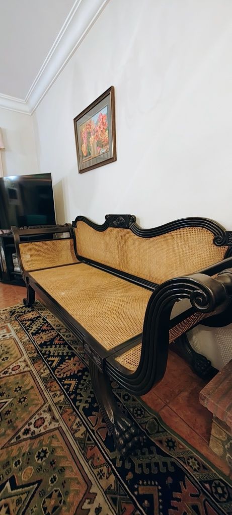 Cadeirão muito antigo restaurado ! Está novo madeiras nobres