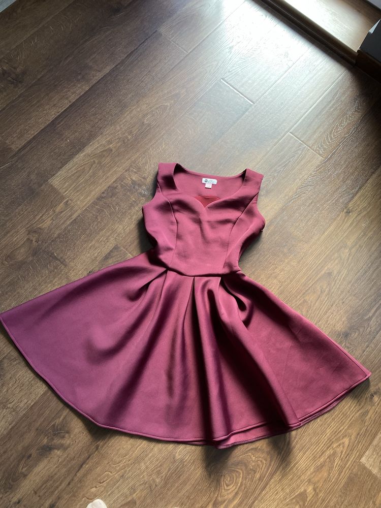 Piękna sukienka w kolorze wina S 165 z koła