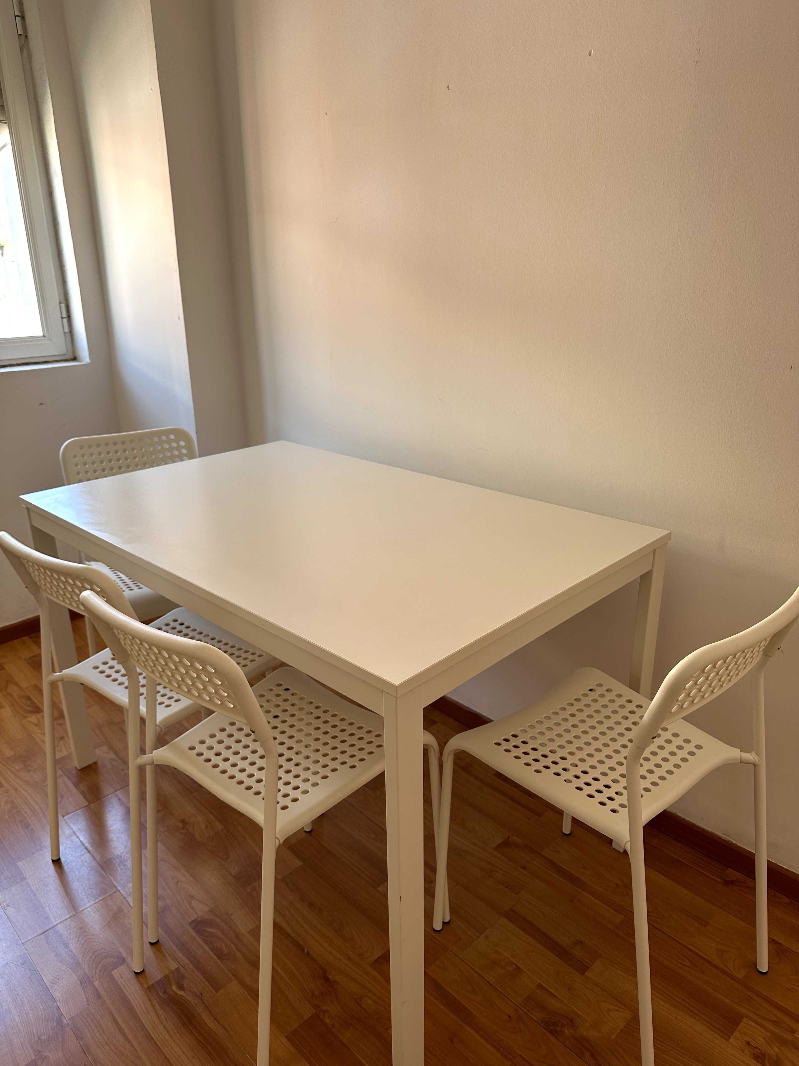 Mesa Vangsta extensível IKEA e 4 cadeiras