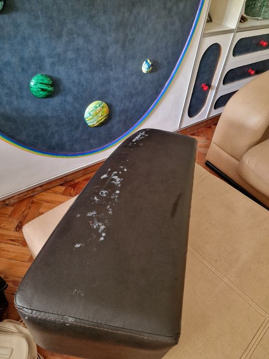 Sofá em pele bege e preto em L