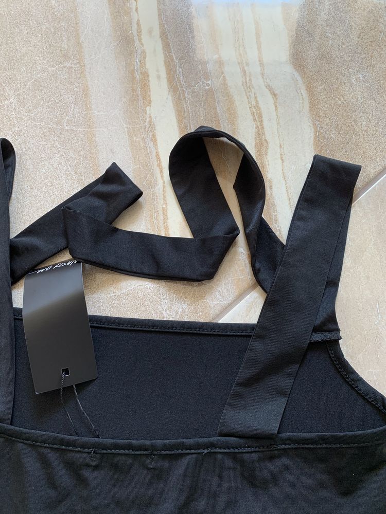 Nowe czarne body z ozdobnym paskiem na szyi i plecach Nasty Gal