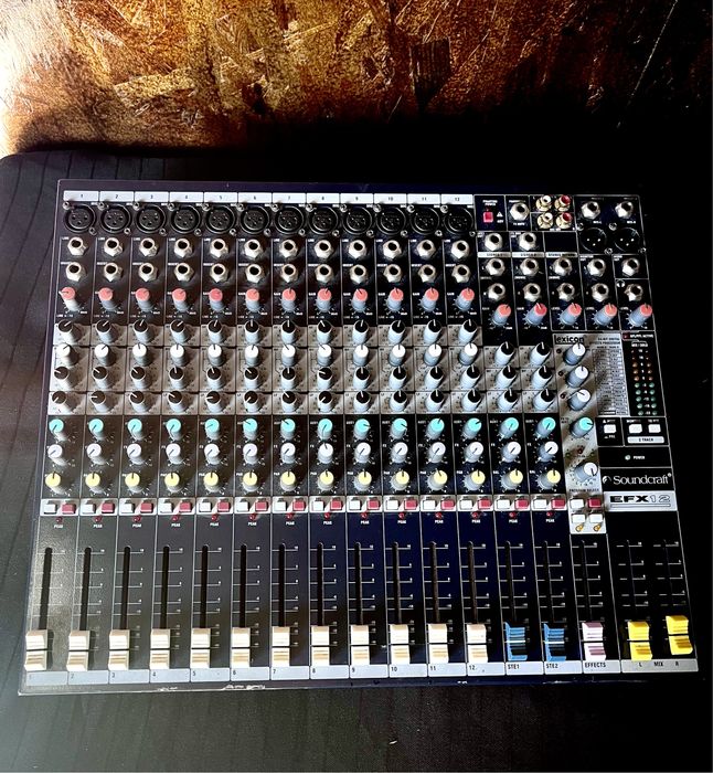 Mesa de som Soundcraft EFX12