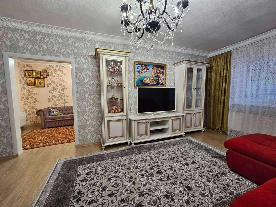 Продаємо  гарну частину будинку з окремим двором на Мальованці