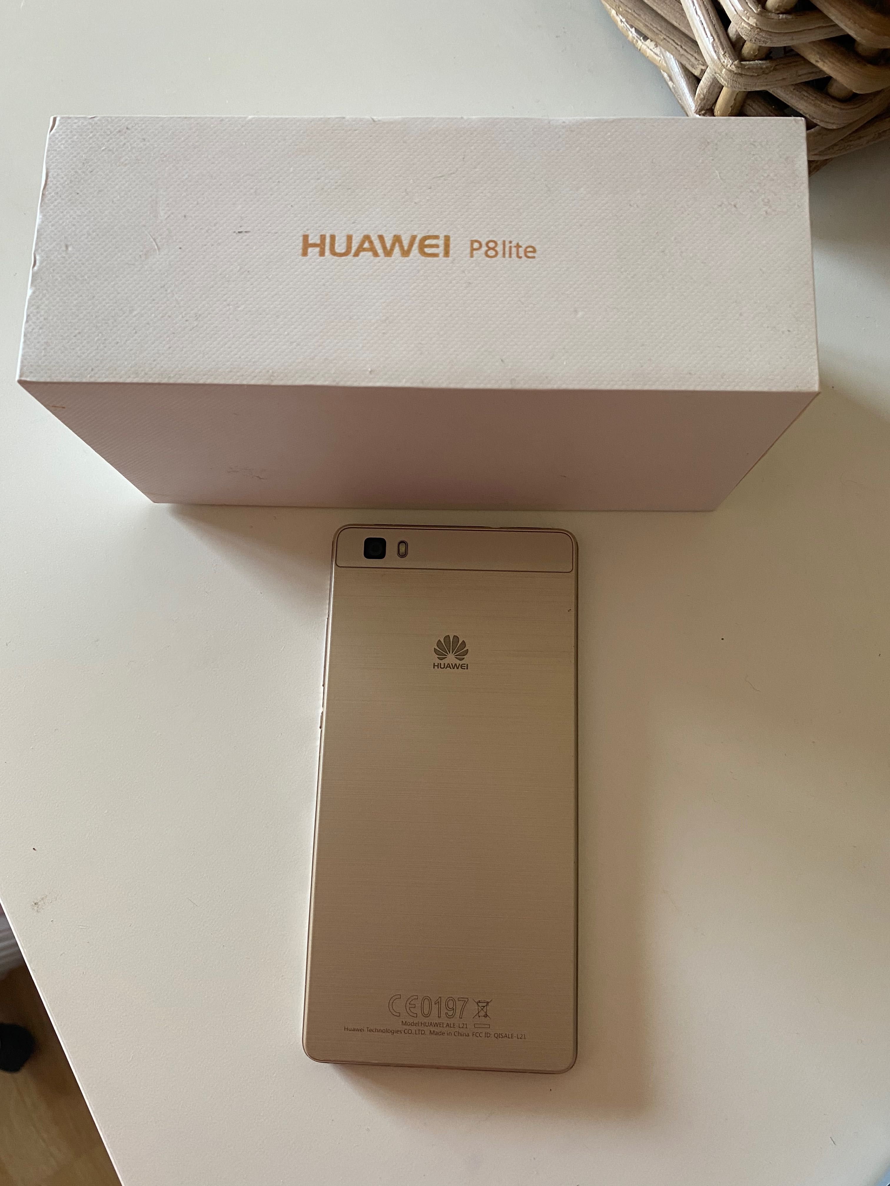 Huawei P8 lite dourado