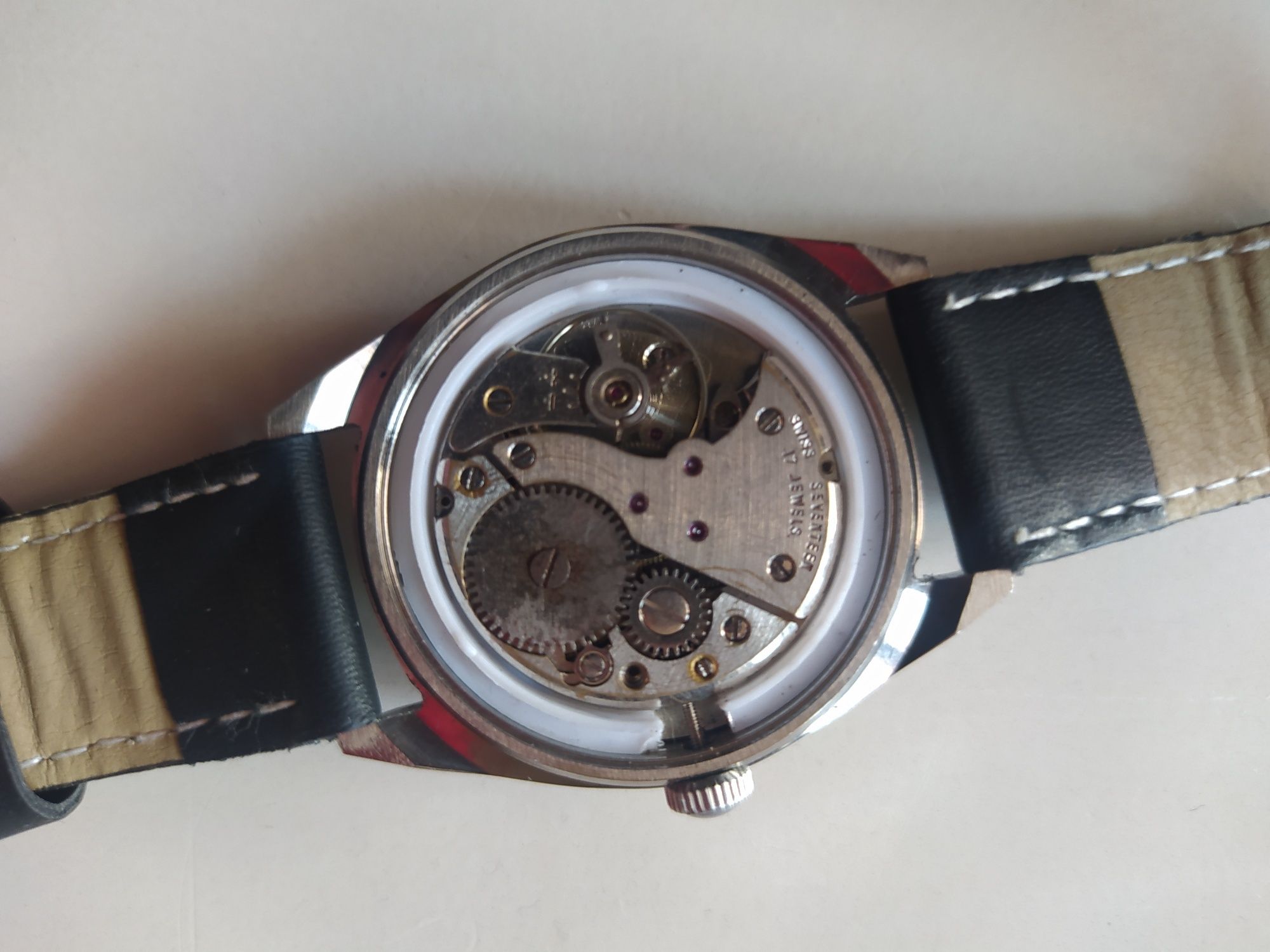 Męski zegarek szwajcarskiej marki Helbros.