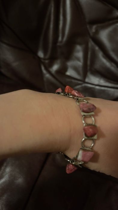 Вишуканий вінтажний браслет ручної роботи з бордовим натураль камінням