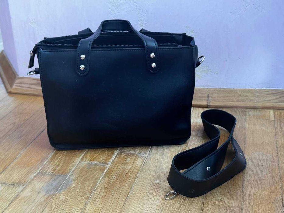 Женская черная сумка с отстегивающимся ремнем