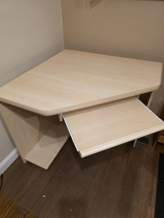 Biurko narożne z półką na klawiaturę