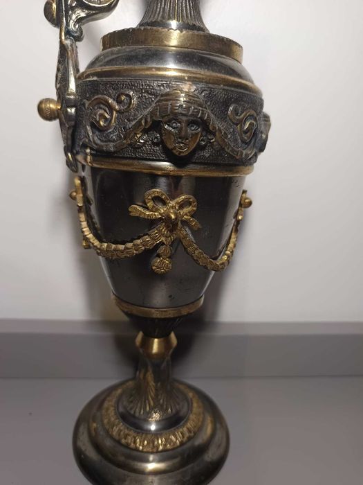 Jarra Decorativa em Estanho Ornamentado – Peça de Charme Clássico