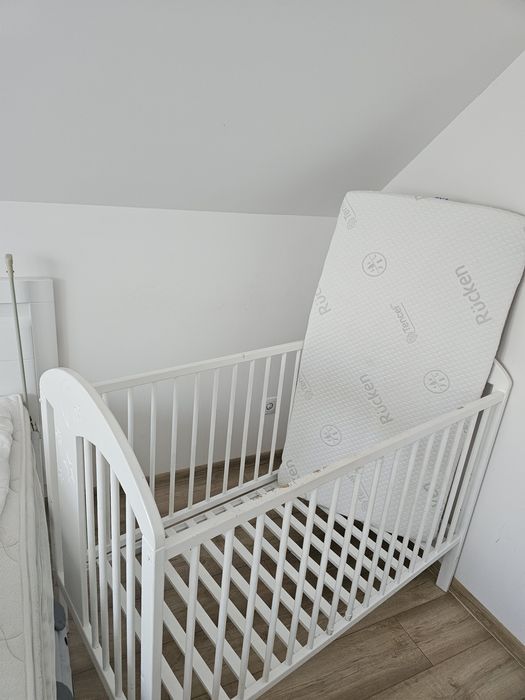 Łóżeczko drewniane z materacem