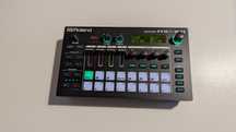 Roland MC-101 wraz z pudełkiem