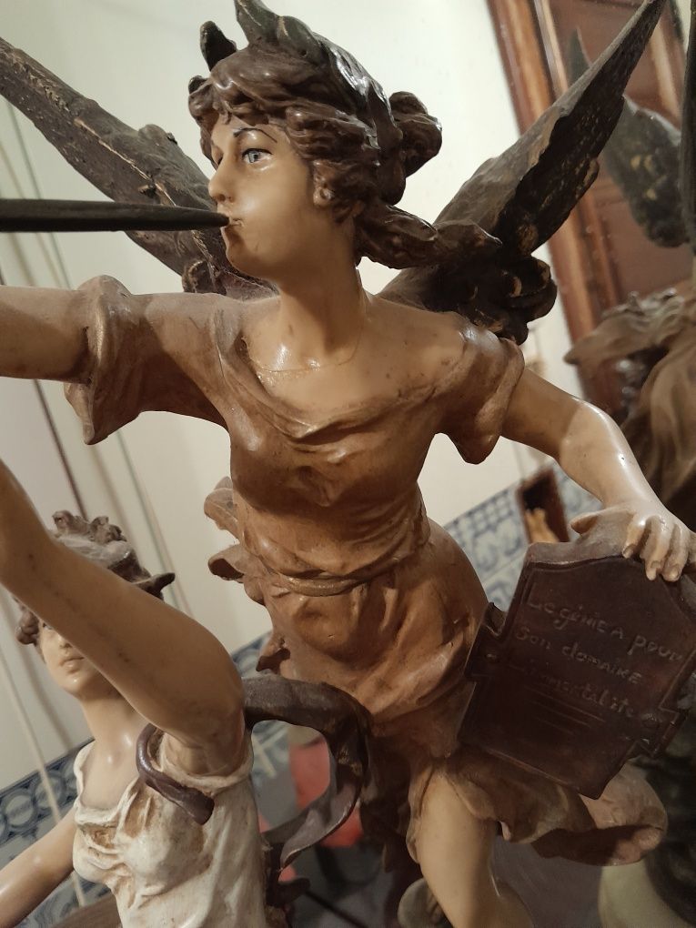 Estatueta antiga grande com 64 cm e base em mármore