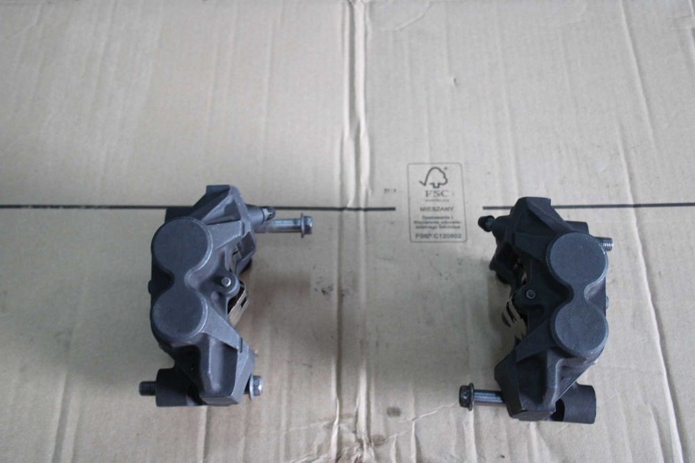 Zacisk Zaciski Przód Przedni Yamaha R1 RN12 04-06 Lewy Prawy R6
