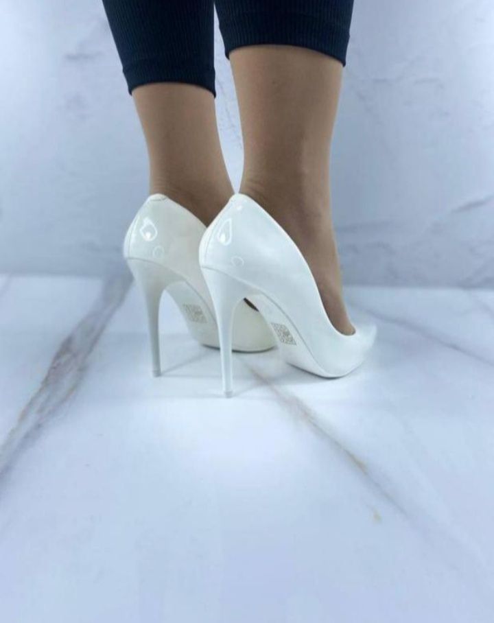 Жіночі лакові туфлі.
Матеріал- еко-шкіра лак.
Каблук 10 см.
Колір біли