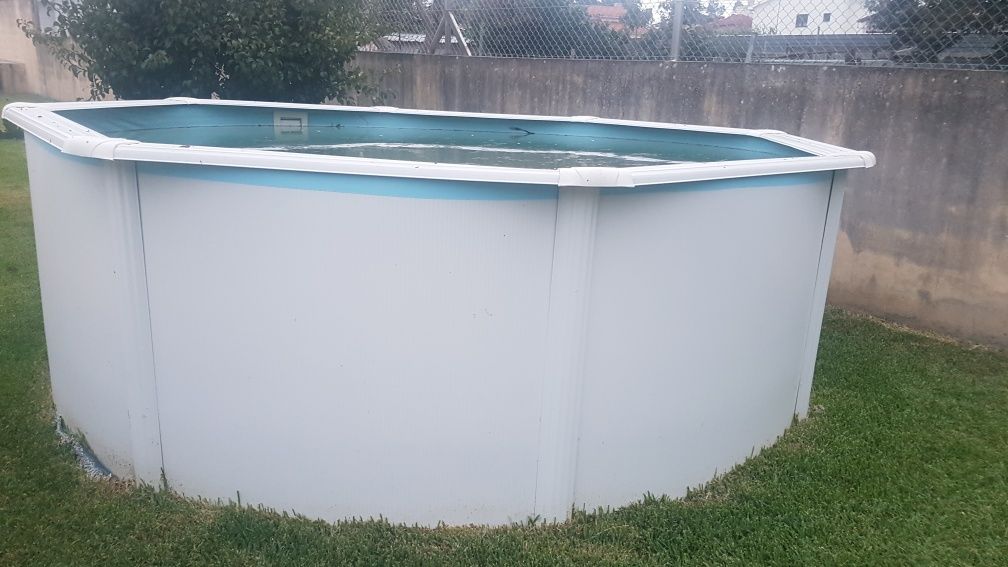 Piscina usada só  tem um ano de uso