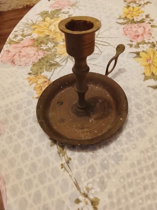 Suporte de metal antigo para vela de cera. Em bronze