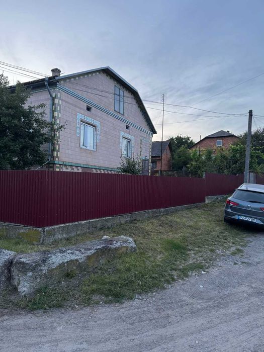 Продається житловий будинок в селищі Козова.