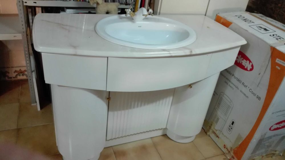 LAVATORIO Com Bancada e Armário